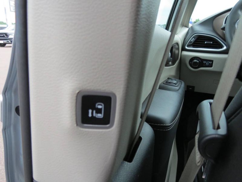 2023 Chrysler Voyager LX 4dr Mini VanImage 34