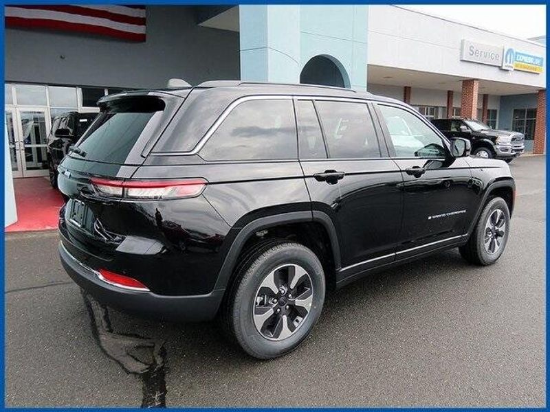 2024 Jeep Grand Cherokee 4xe Base 4xe in a Diamond Black Crystal Pearl Coat exterior color and Global Blackinterior. Papas Jeep Ram In New Britain, CT 860-356-0523 papasjeepram.com 