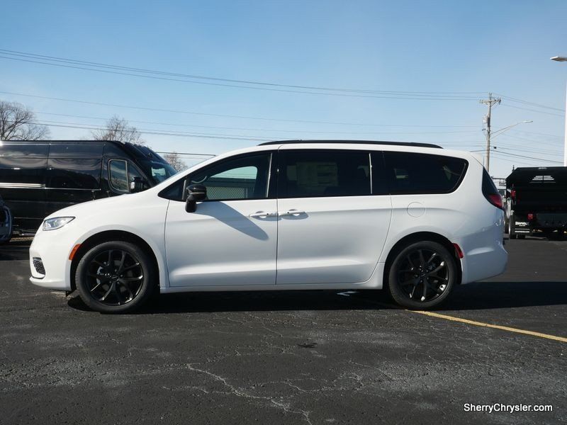 2024 Chrysler Pacifica Touring LImage 6
