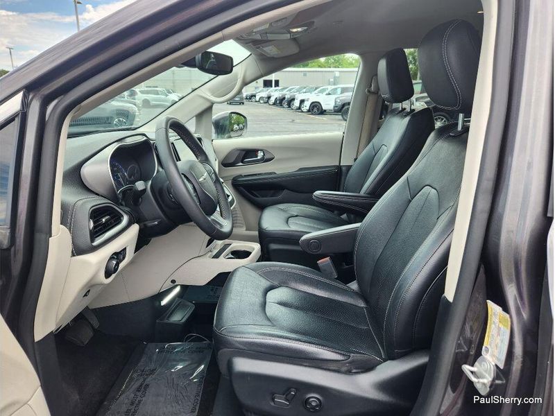 Used 2022 Chrysler Pacifica Touring L