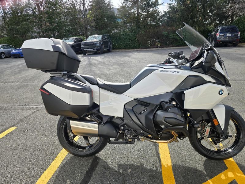 New 2026 BMW R1300RT Image 1