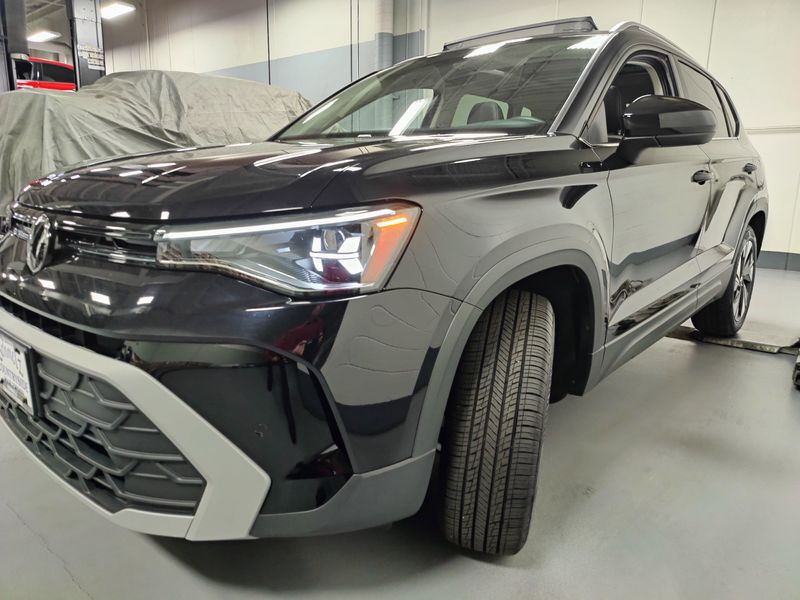 Used 2025 Volkswagen Taos SE AWD w/SunroofImage 10
