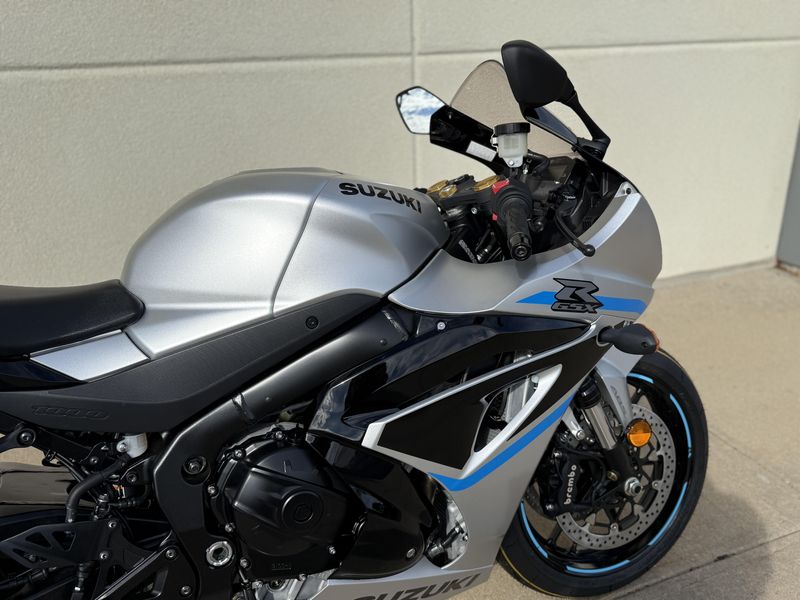 2025 Suzuki GSXR 1000Image 8