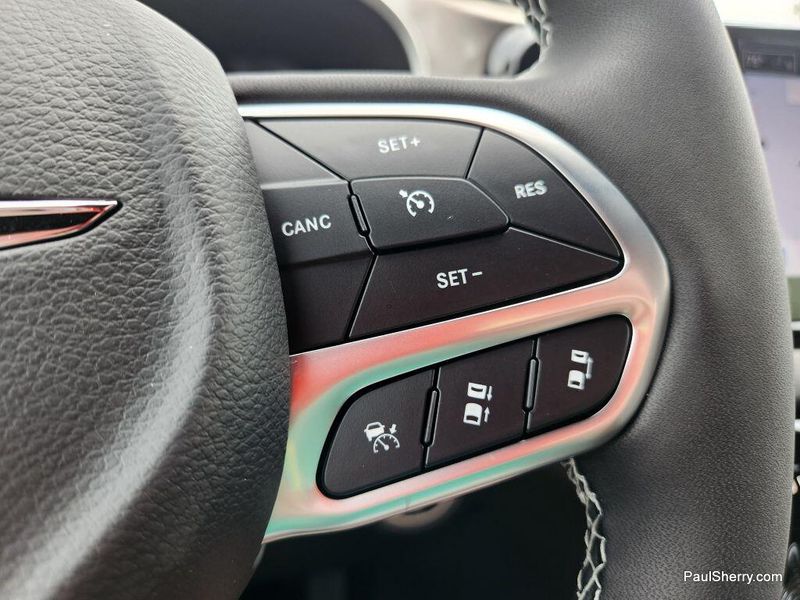 New 2025 Chrysler Voyager LxImage 34