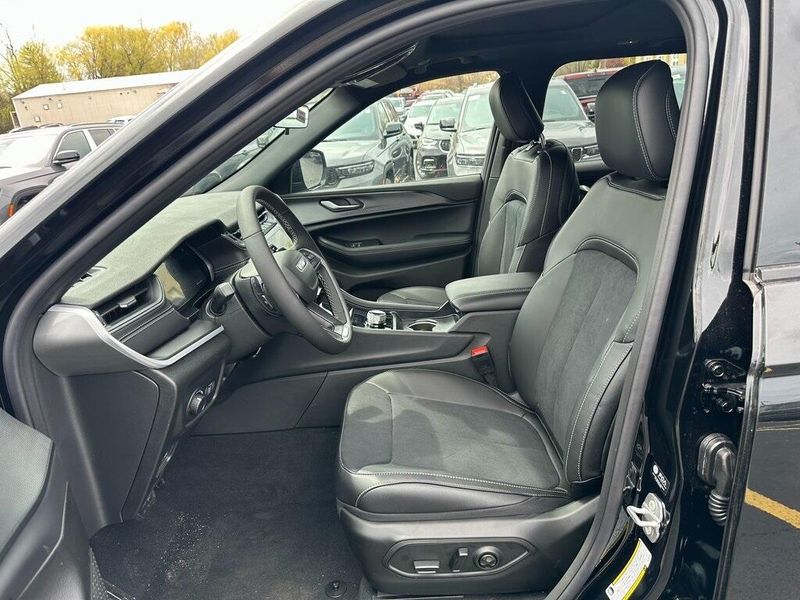 2025 Jeep Grand Cherokee Altitude X 4x4Image 12