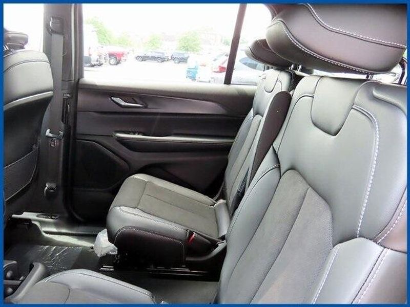 New 2025 Jeep Grand Cherokee Altitude XImage 10