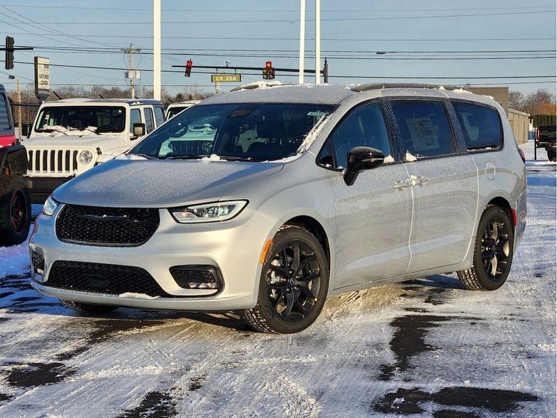 New 2026 Chrysler Pacifica Select