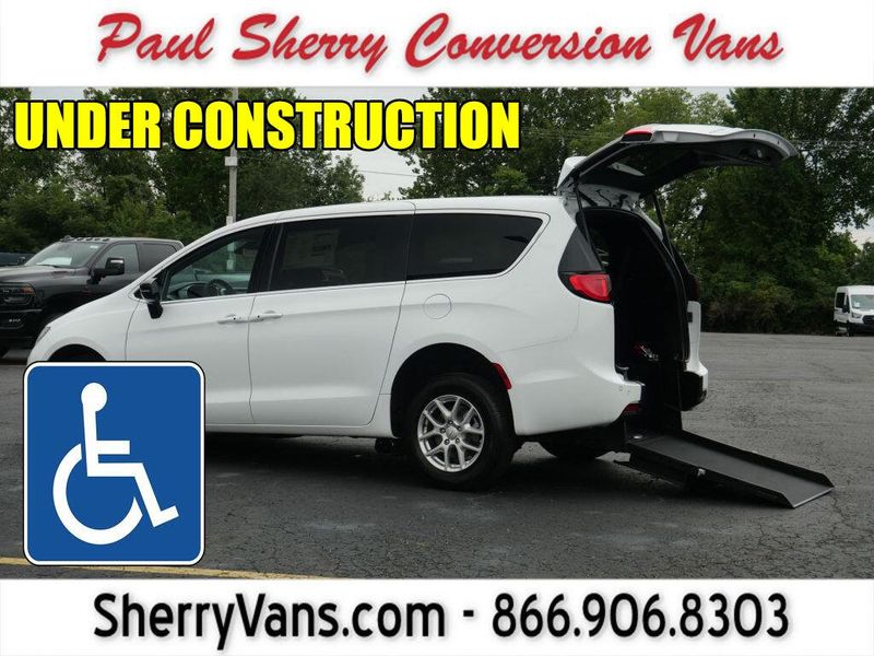 Used 2026 Chrysler Pacifica Select