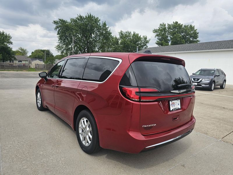 2025 Chrysler Pacifica SelectImage 6