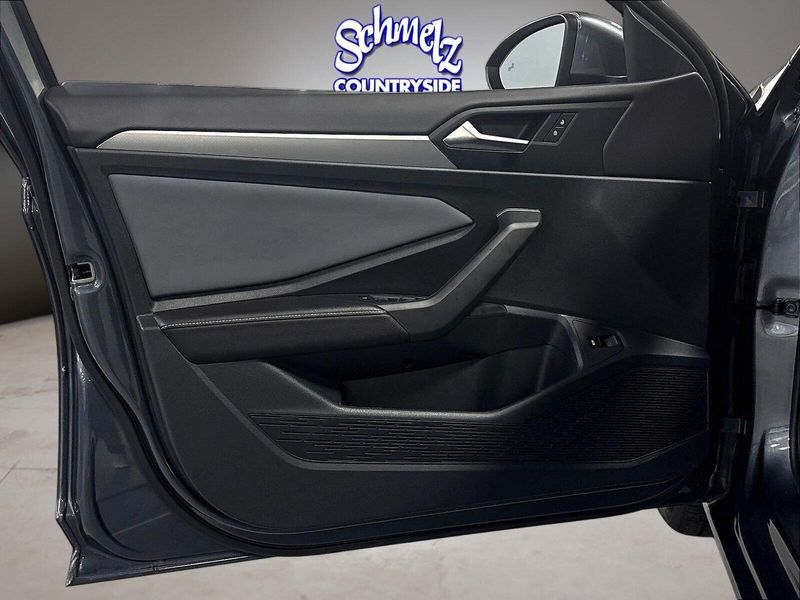 Used 2025 Volkswagen Jetta SE w/SunroofImage 24