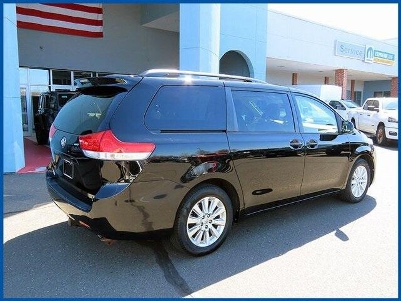 2014 Toyota Sienna LEImage 7