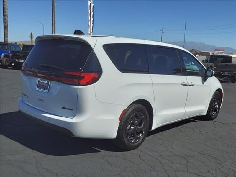 2023 Chrysler Pacifica Hybrid Touring LImage 24