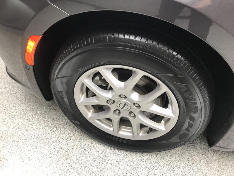 Used 2023 Chrysler Pacifica Touring LImage 2