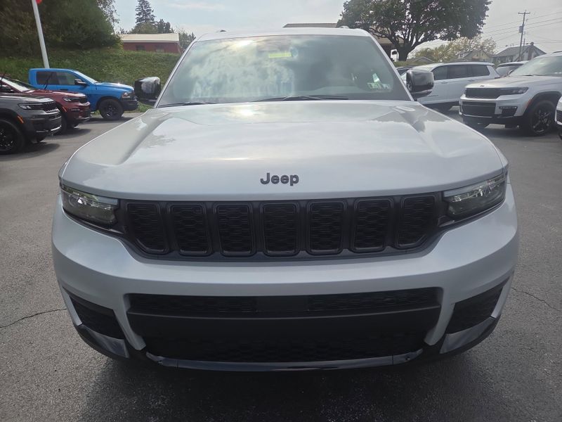 2025 Jeep Grand Cherokee Altitude photo 4