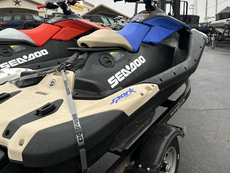 2025 SEADOO SPARK TRIXX FOR 1 WITH SOUND SYSTEM SAND AND DAZZLING BLUE Image 2