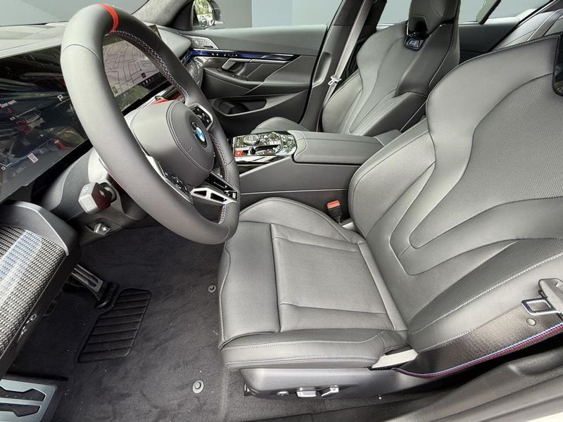 2025 BMW M5 BaseImage 18