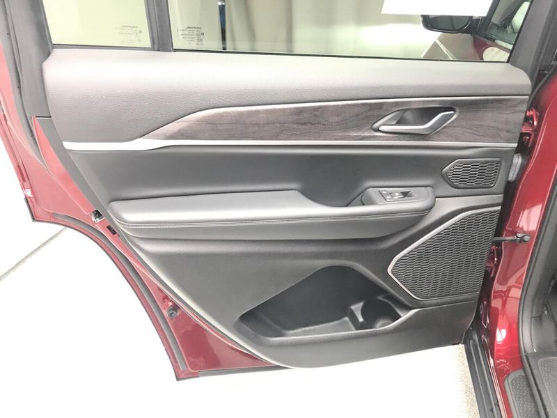 Used 2022 Jeep Grand Cherokee L LimitedImage 8