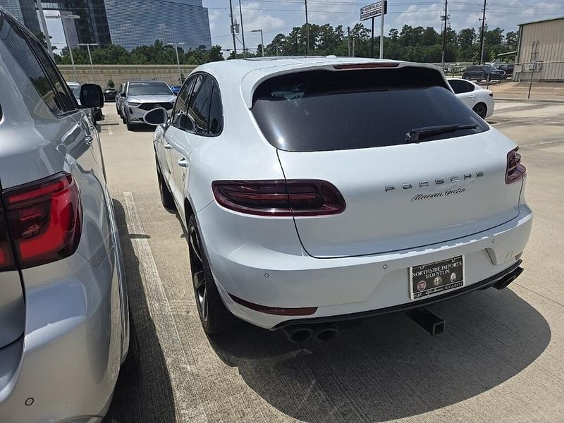 2018 Porsche Macan TurboImage 3