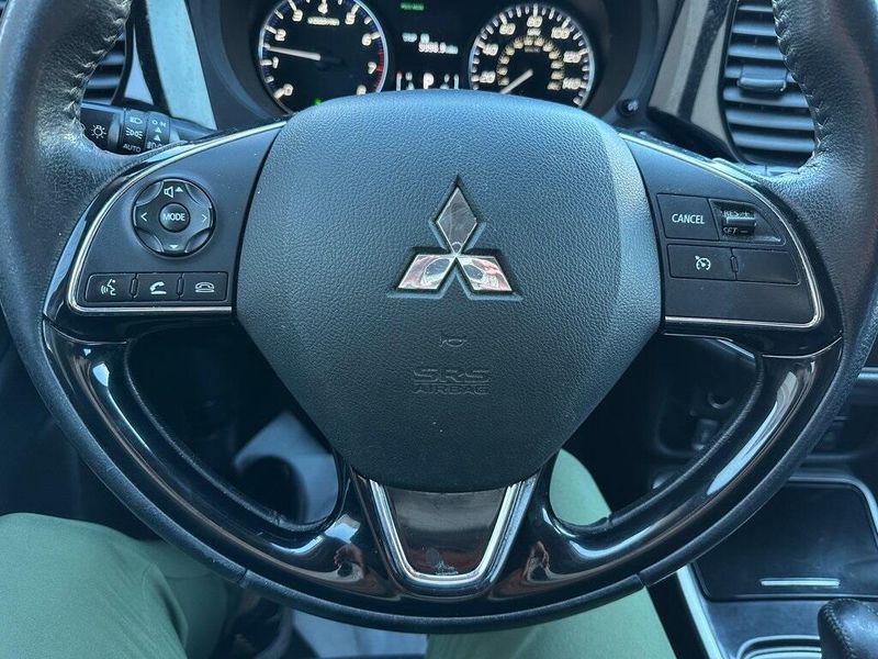 2020 Mitsubishi Outlander SEImage 3