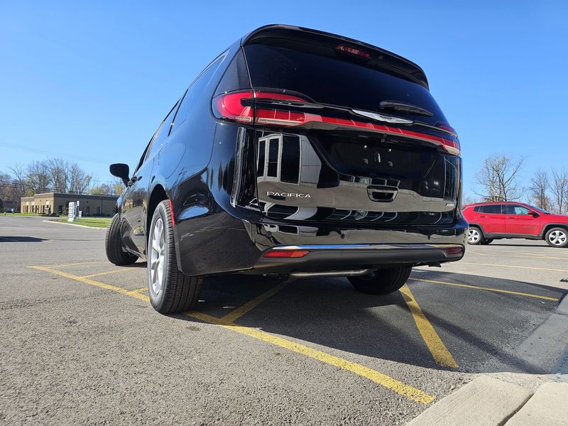 New 2026 Chrysler Pacifica Select AwdImage 4