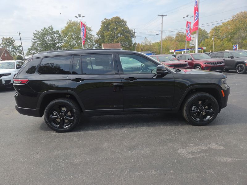 2025 Jeep Grand Cherokee Limited photo 2