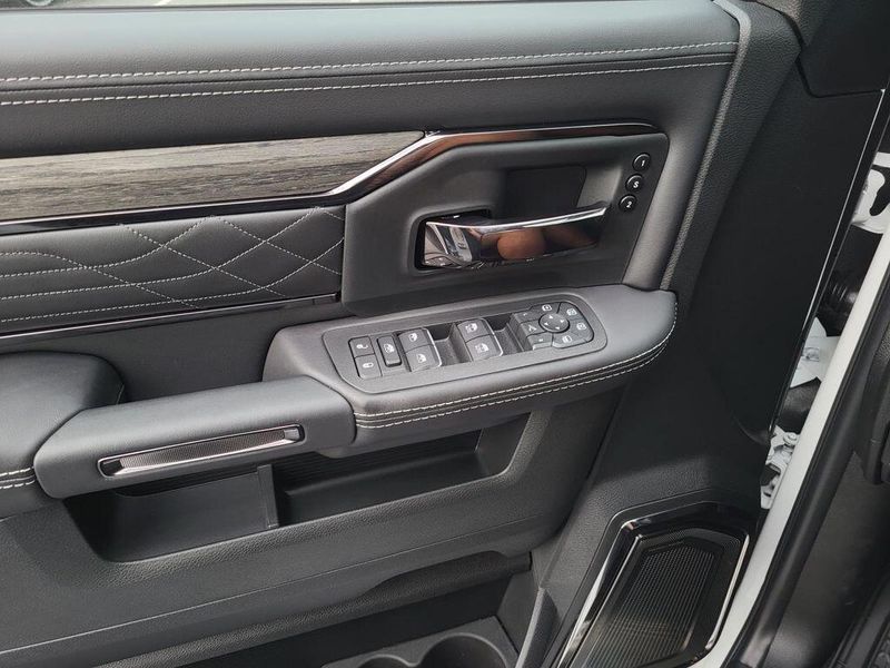 2025 RAM 3500 Limited Crew Cab 4x4 8