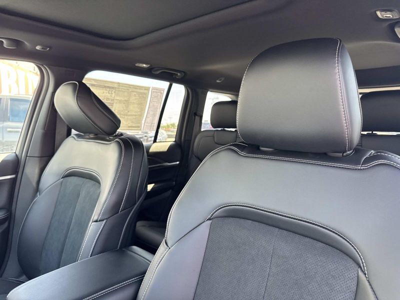 New 2026 Jeep Grand Cherokee Laredo Altitude 4x2