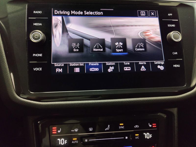 Used 2022 Volkswagen Tiguan SE AWD w/SunroofImage 24