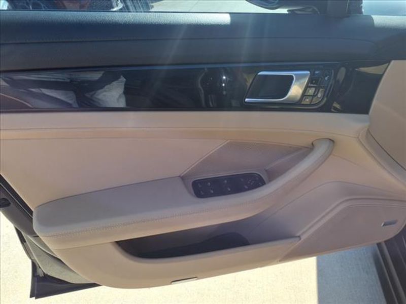 2017 Porsche Panamera BaseImage 19