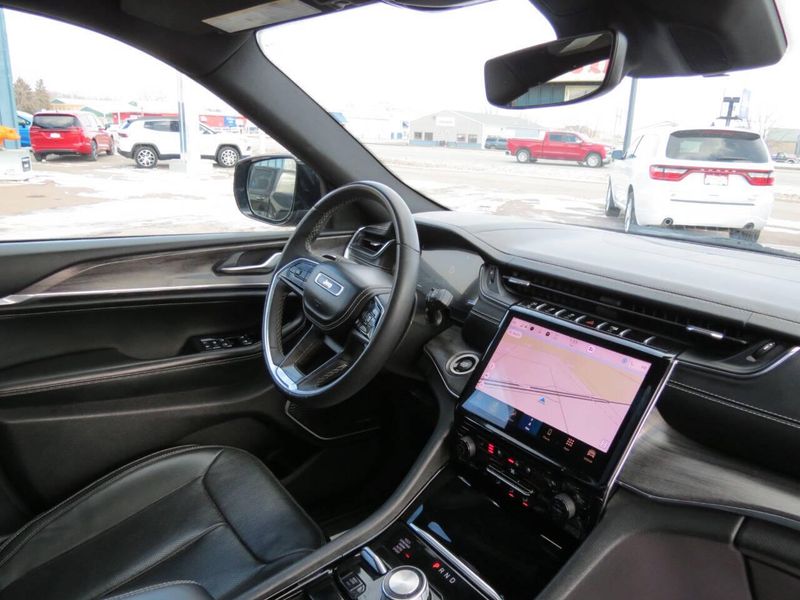 Used 2024 Jeep Grand Cherokee L Overland 4x4 4dr SUVImage 10