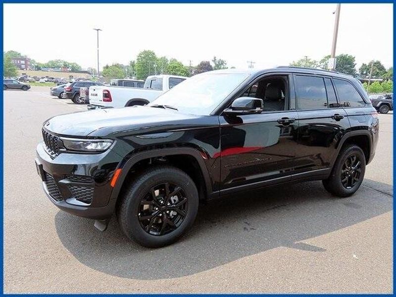 2025 Jeep Grand Cherokee Image 1