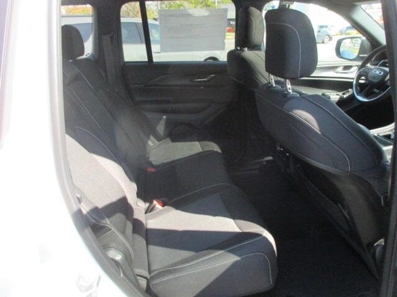 2025 Jeep Grand Cherokee Laredo X 4x4Image 30