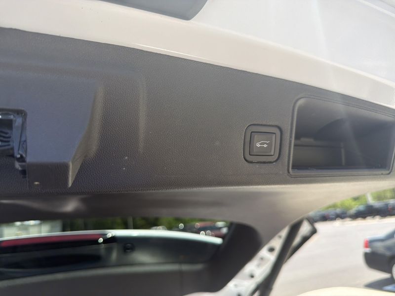 Used 2024 GMC Terrain SLTImage 25