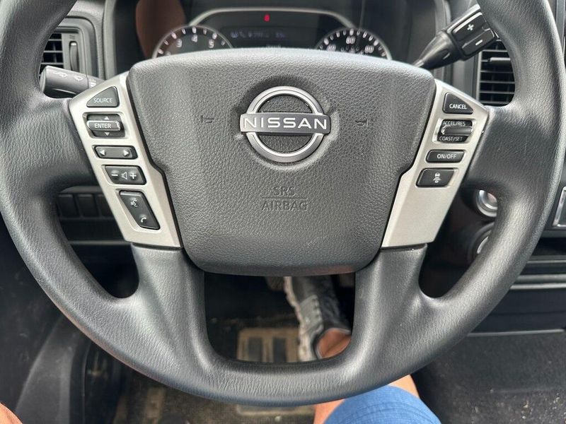 2023 Nissan Titan SV photo 3
