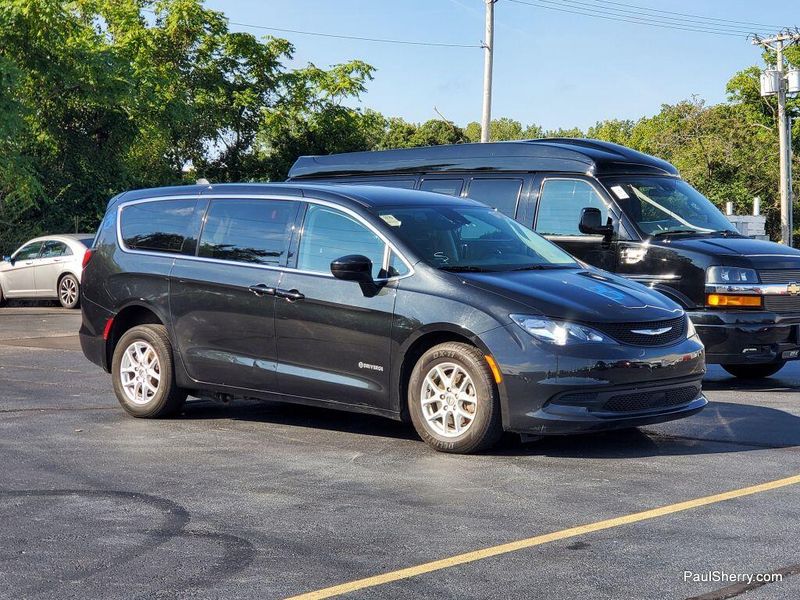 Used 2023 Chrysler Voyager LXImage 8