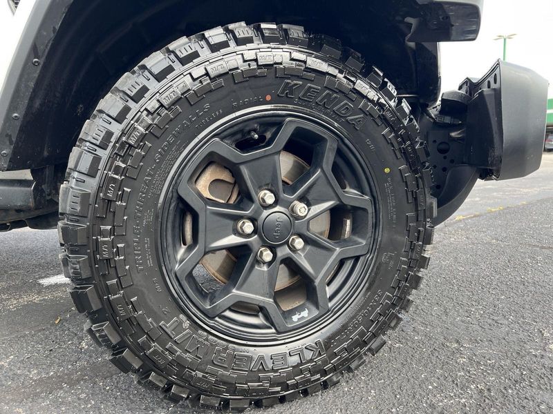 2021 Jeep Gladiator Willys photo 2