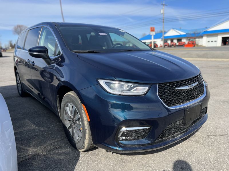 2023 Chrysler Pacifica Plug-in Hybrid Touring LImage 3