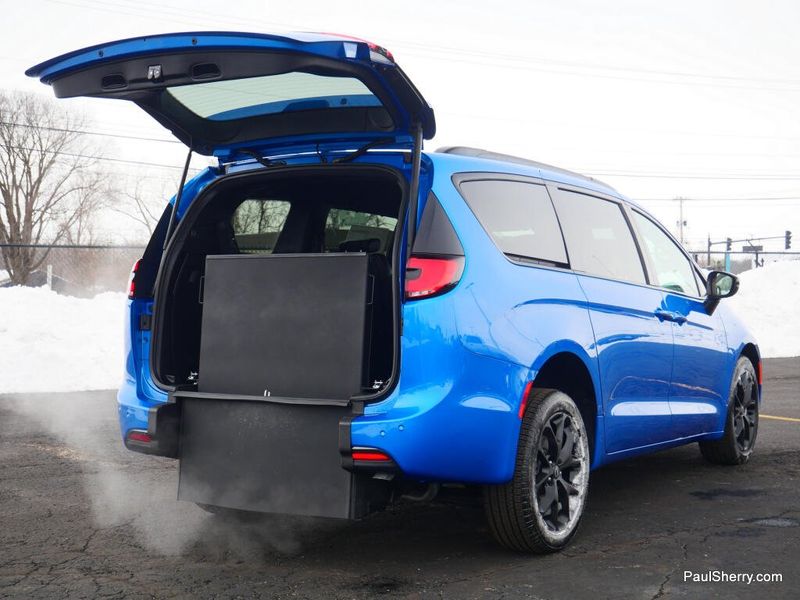 New 2026 Chrysler Pacifica Select