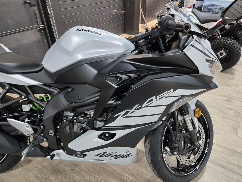 2025 Kawasaki NINJA ZX4RR ABS METALLIC MATTE WHITISH SILVER AND METALLIC FLAT SPARK BLACK Image 6