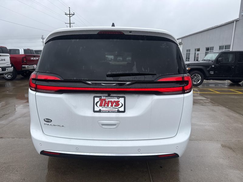 New 2027 Chrysler Pacifica SelectImage 37