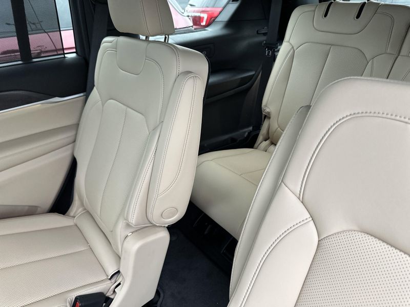 New 2025 Jeep Grand Cherokee L Limited 4x4Image 16