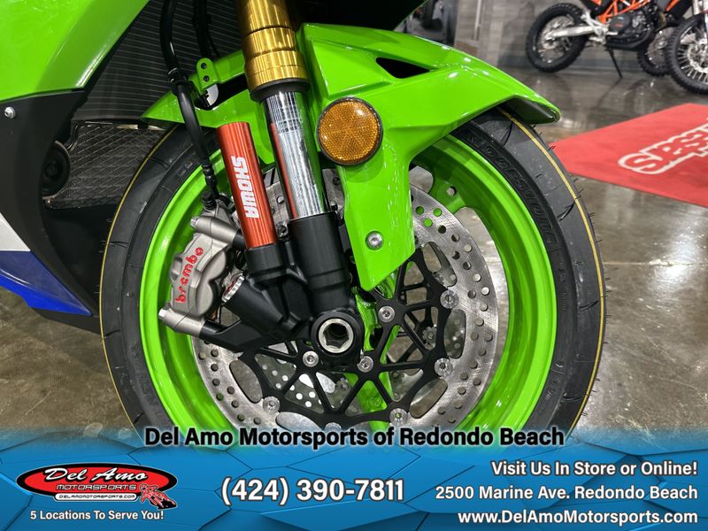 2024 Kawasaki ZX1002LRFBL-GN2  in a LIME GREEN/PEARL CRYSTAL WHITE/BLUE exterior color. Del Amo Motorsports of Redondo Beach (424) 304-1660 delamomotorsports.com 