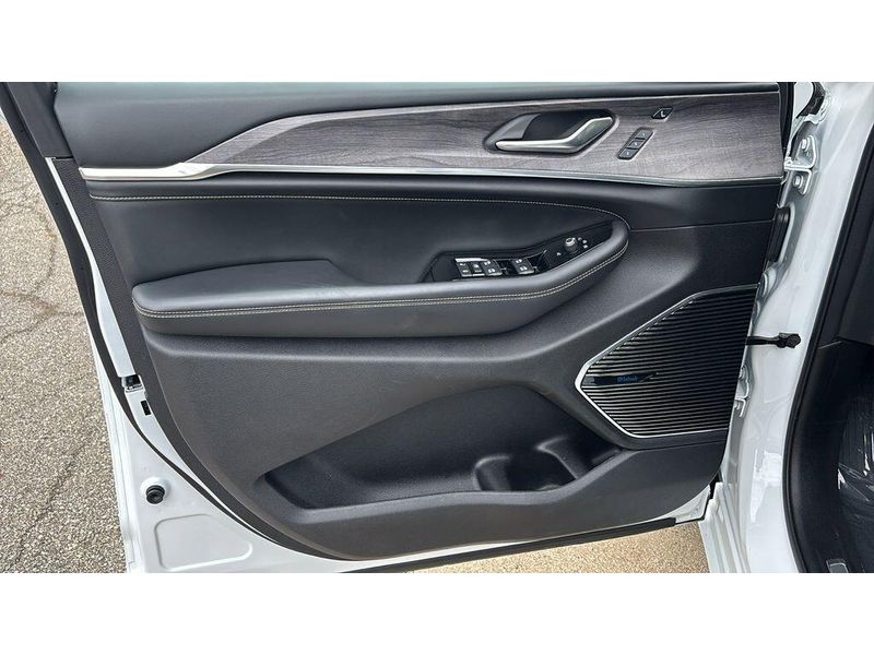 Used 2022 Jeep Grand Cherokee OverlandImage 6