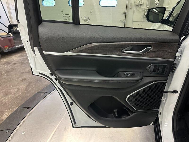 2024 Jeep Cherokee Limited 4xe photo 18