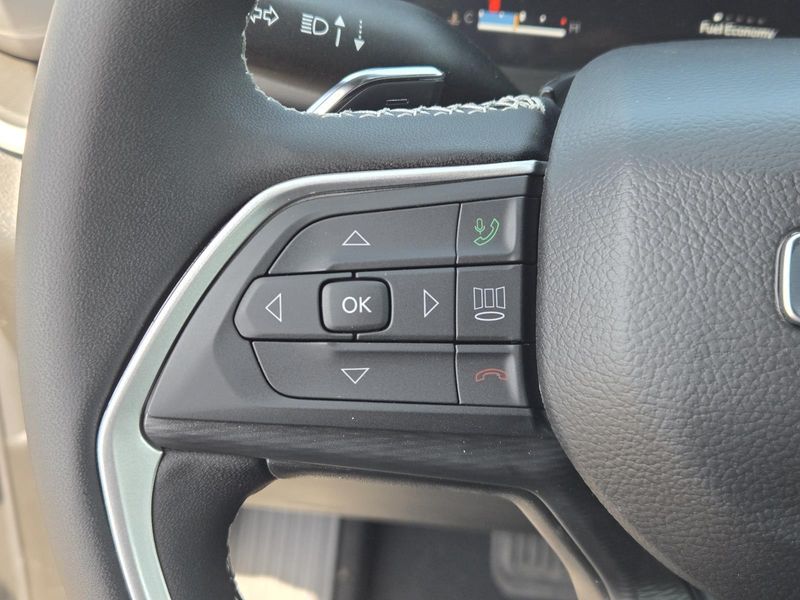 New 2026 Jeep Grand Cherokee Laredo 4x2