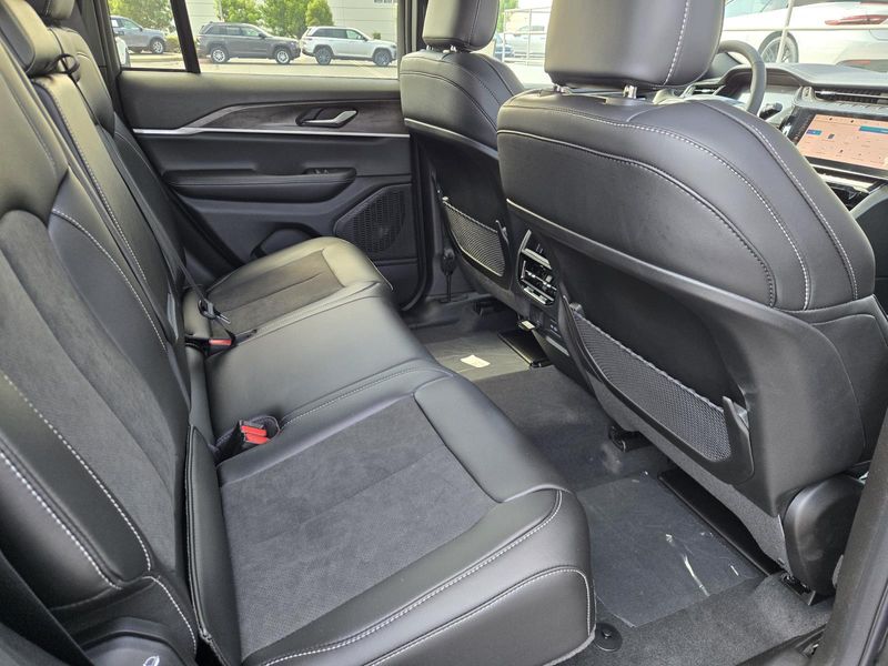 New 2026 Jeep Grand Cherokee Laredo Altitude 4x2