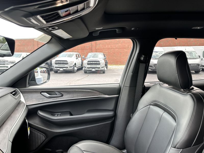 2025 Jeep Grand Cherokee L Limited 4x4Image 27