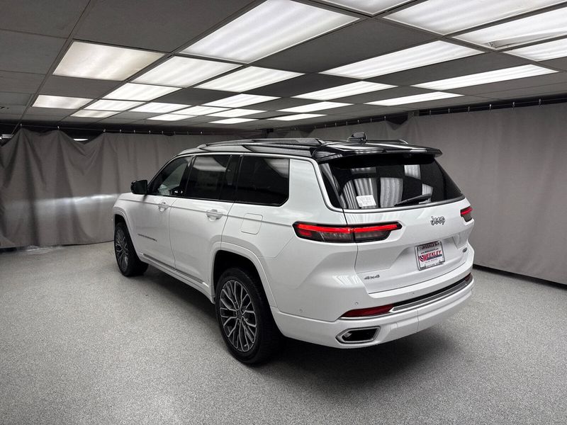 New 2025 Jeep Grand Cherokee L Summit Reserve 4x4Image 2