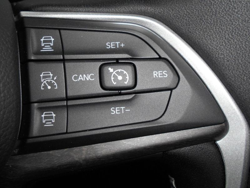 New 2025 Jeep Grand Cherokee L Limited 4x4Image 17