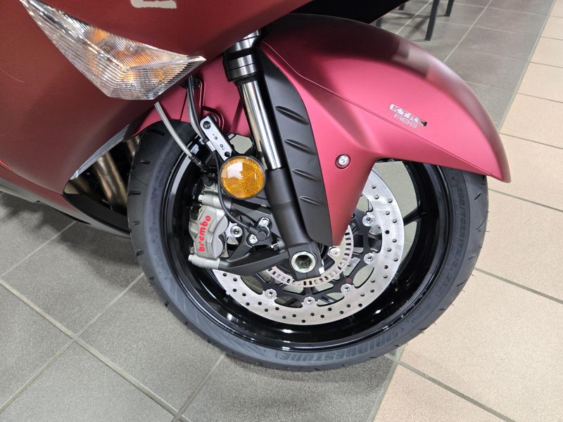 2025 Kawasaki NINJA ZX14R ABS METALLIC MATTE SOVEREIGN RED AND METALLIC FLAT SPARK BLACK AND METALLIC MATTE GRAPHITE GRAY Image 15